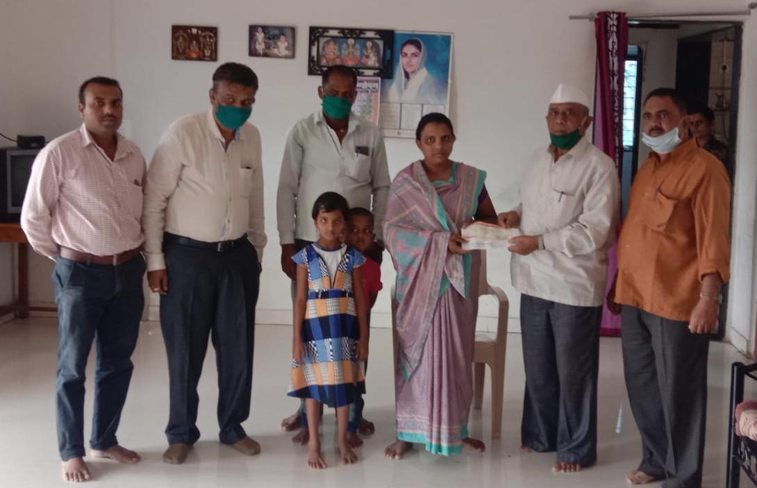स्नेहजित प्रतिष्ठानतर्फे कोरोना काळात मृत नाभिक व्यावसायिकाच्या पत्नीस श्रीमती स्वाती नवनाथ साळोखे यांना आर्थिक मदत करताना सन्मती गौंडाजे, राजेंद्र मेढेकर,संजय बेळूंखे
